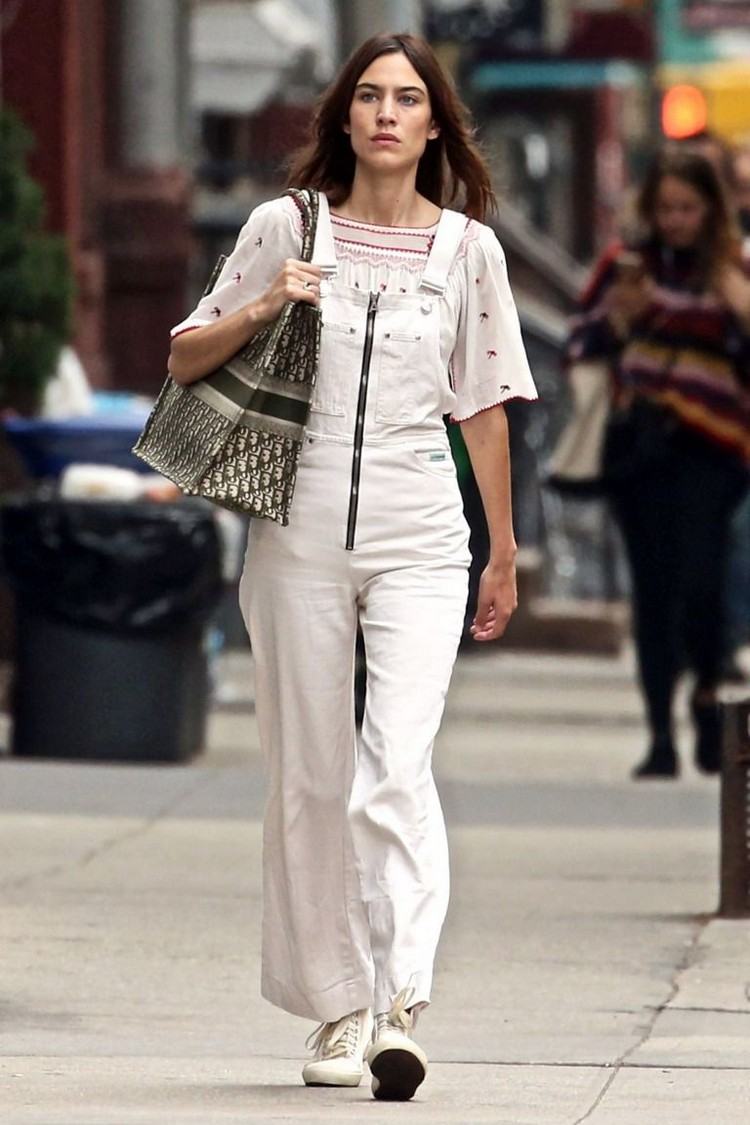 biele montérky kombinujú trendové farby jar-leto 2021