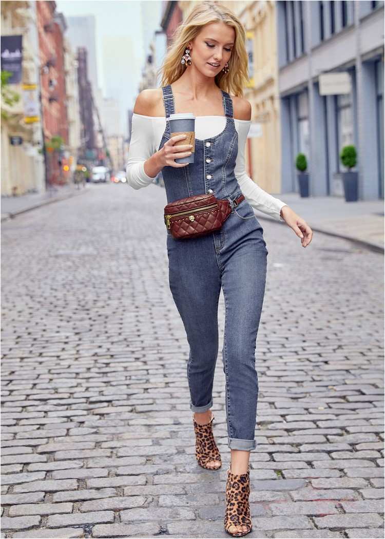 Outfit nápady na jar 2021 kombinujú džínsové traky