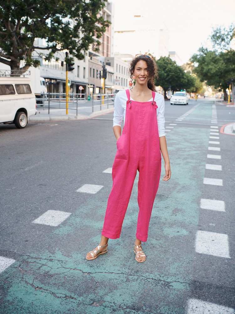 Dungarees kombinujú trendy dámskej módy na jar 2021