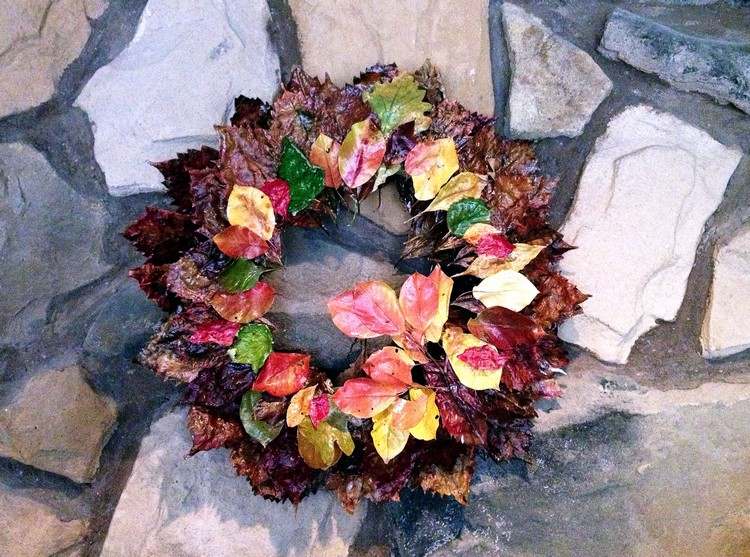 Zbierajte listy s vencom z jesenných listov