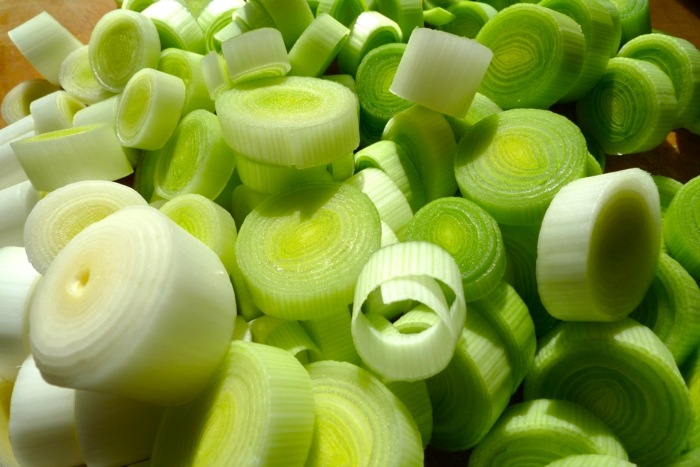 Pór nakrájaný na varenie Pórky nakrájajte pikantné plátky na záhradu