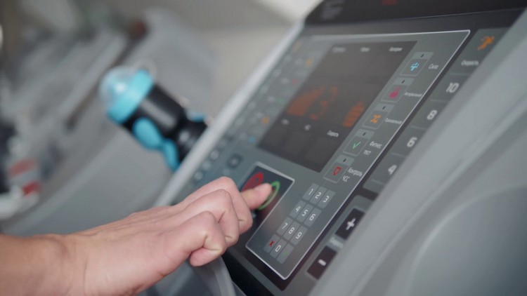 cvičenie na bežiacom páse užitočné tipy triky efektívne kondičné cvičenia úprava sklonu konzoly stlačte ručné ovládanie