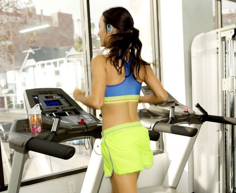 cvičenie na bežiacom páse užitočné tipy triky efektívne kondičné cvičenia slnečné lúče počúvanie hudby vizualizujte vonkajšie okno budovy