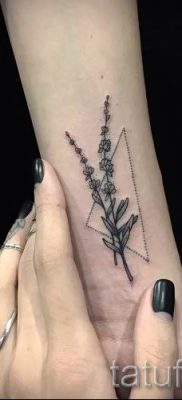 fényképes példa levendula tetoválásra a tetoválás jelentéséről szóló cikkhez 60