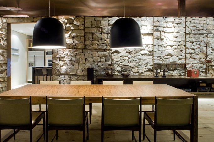 Kamenná stena v jedálni Kamenná stena v dizajne jedálne