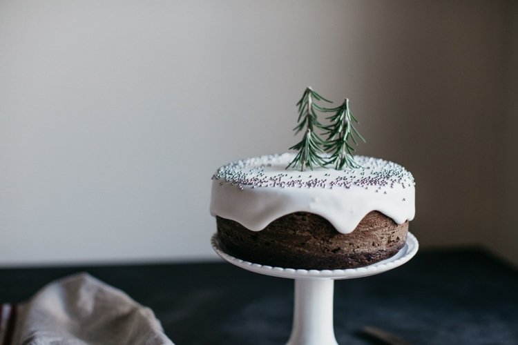 Perník-pečenie-mini-koláč-nápad-poleva-sneh-jedľa