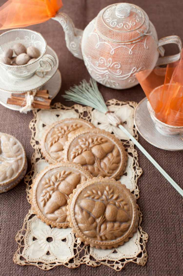 perníčky-pečenie-sušienky-motívy-rustikálno-riadovo-čipkované obrúsky