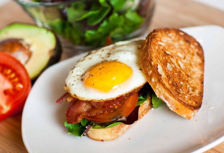 chutné-raňajky-nápady-výdatné-vyprážané vajíčka