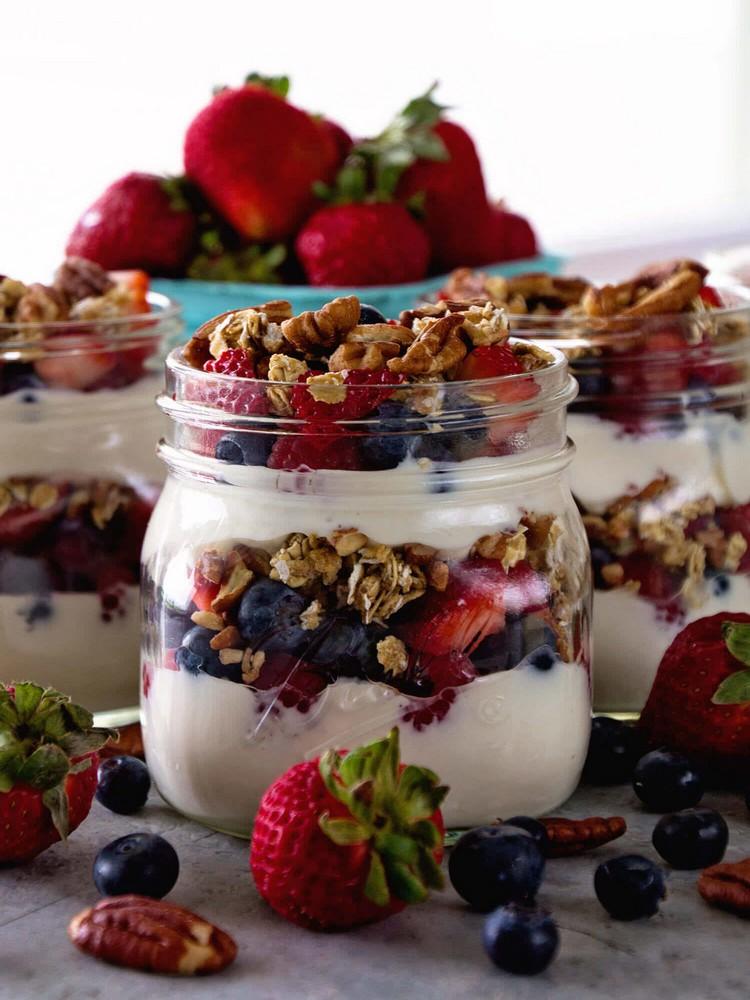 zdravé-raňajky-nápady-cereálie-jogurt-bobule