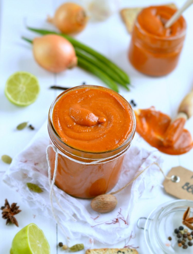 Na grilovanie sú veľmi obľúbené sladkokyslé recepty grilovacia omáčka-recepty-cibuľa-bylinky-murárska nádoba-chladnička-sklad