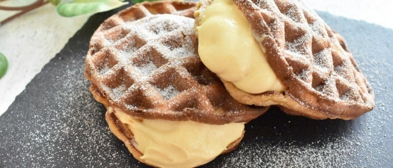 Naplnené syrové oplátky s vanilkovým krémom a práškovým cukrom na posypanie