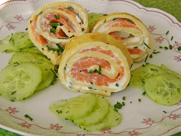 Palacinky s údeným lososom z podnosu