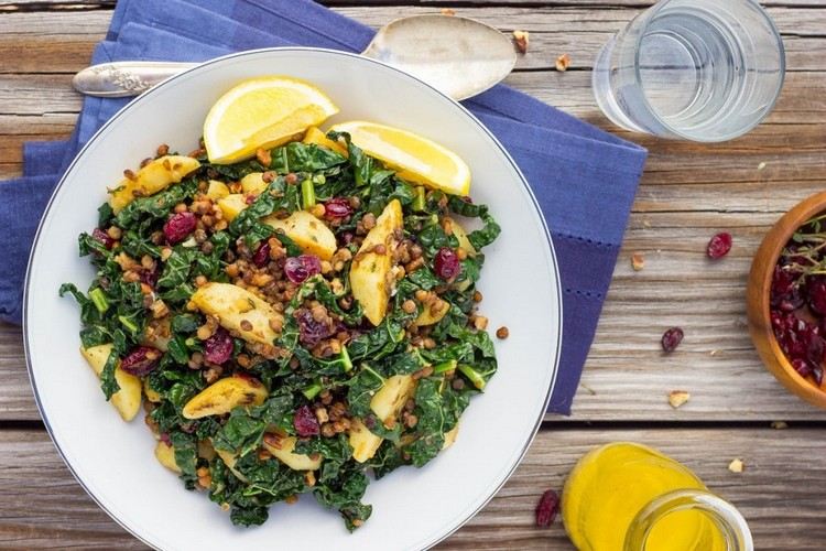 teplý šošovicový šalát recept zemiaky kel brusnice