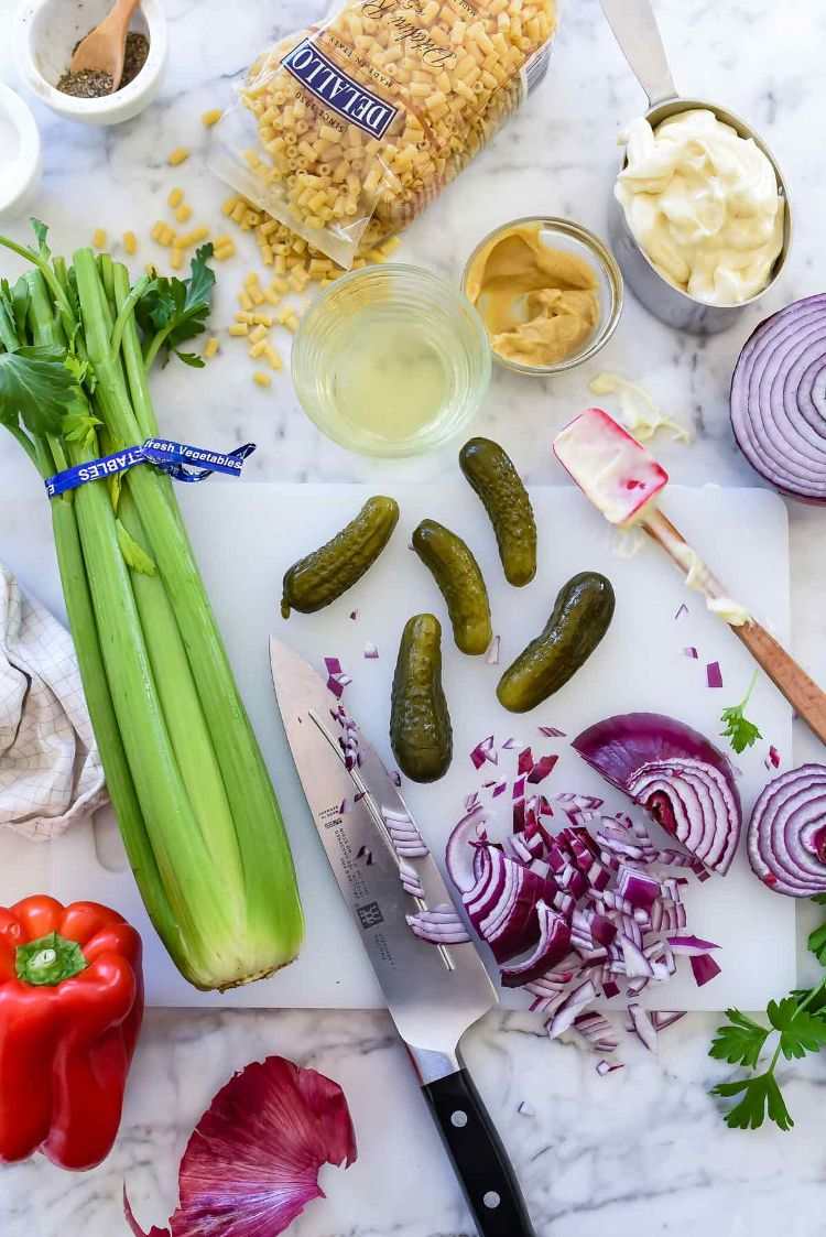 recept lahodný cestovinový šalát klasický zeler nakladaná uhorka majonéza cibuľa