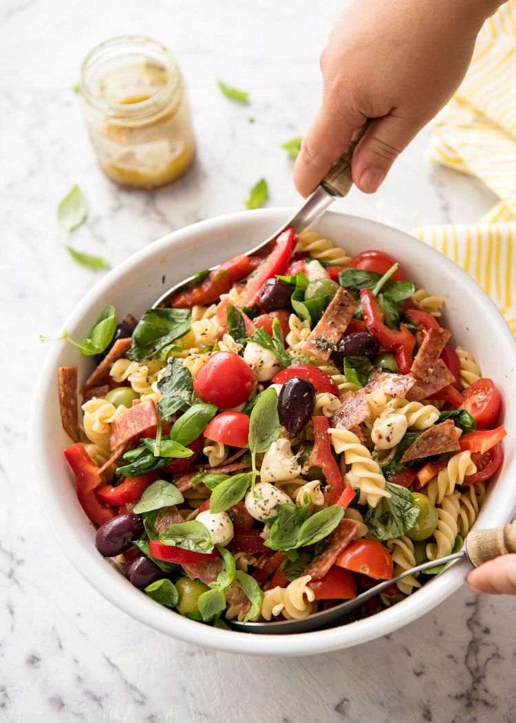 taliansky cestovinový šalát recept bazalka saláma paradajky olivy