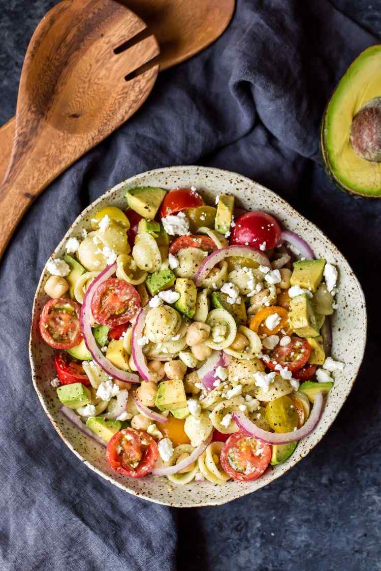 cícer cibuľa paradajky avokádo lahodný stredomorský cestovinový šalát