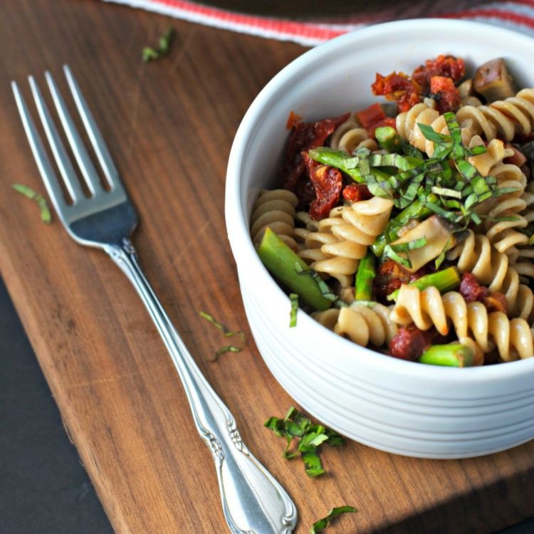 lahodný cestovinový šalát recept sušené paradajky šampiňóny špargľa