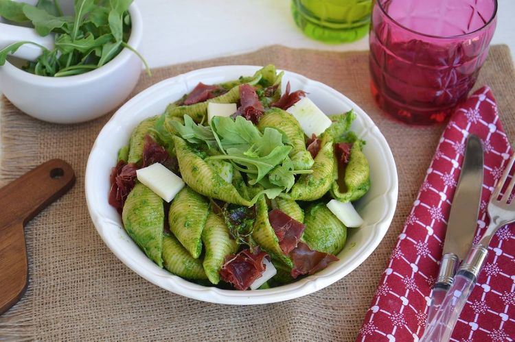lahodný cestovinový šalát so stredomorským rukolovým syrom pesto