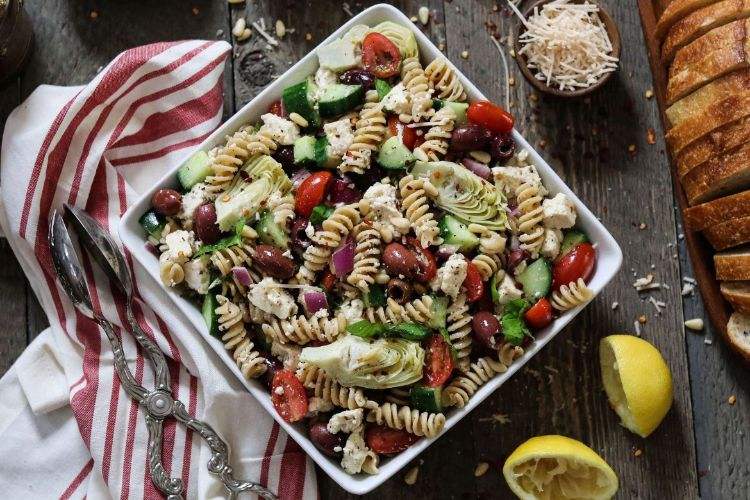 lahodný cestovinový šalát artičok parmezán stredomorské olivy feta