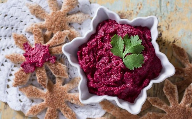 lahodný tanier v tvare humusu s repou v tvare hviezdy Recept na humus repu v tvare hviezdy petržlenovej vňate