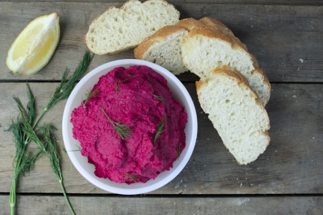 Humusový recept cícerové pyré s cviklou Humusný recept-cícerové pyré s nápadmi na šalát z červenej repy