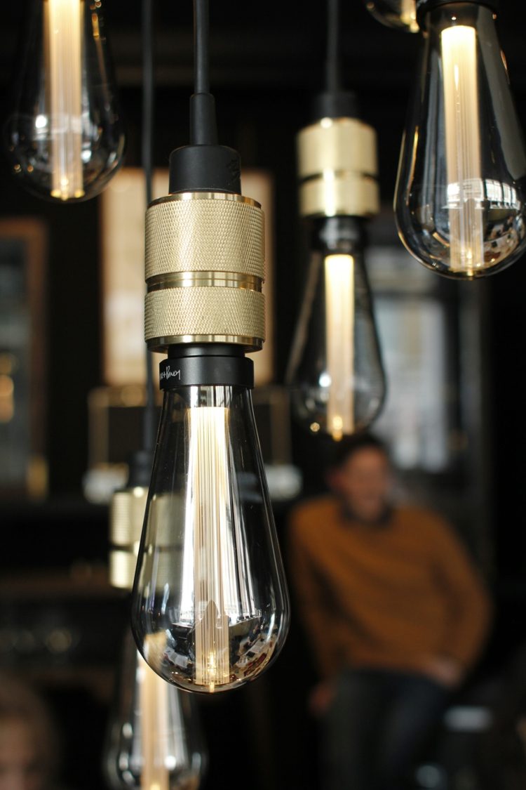 LED svetlá vo forme žiaroviek tiež vyzerajú skvele v skupinách priemyselný dizajn energeticky úsporný LED živicový materiál oceľ zlato