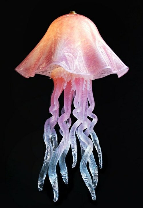 Nočná lampa v modernom dizajne v ružovej farbe