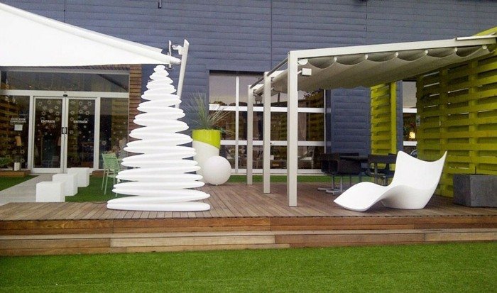 LED lampa ako dekorácia na terasu led vianočné svetlá deco terasa biela moderná špirála