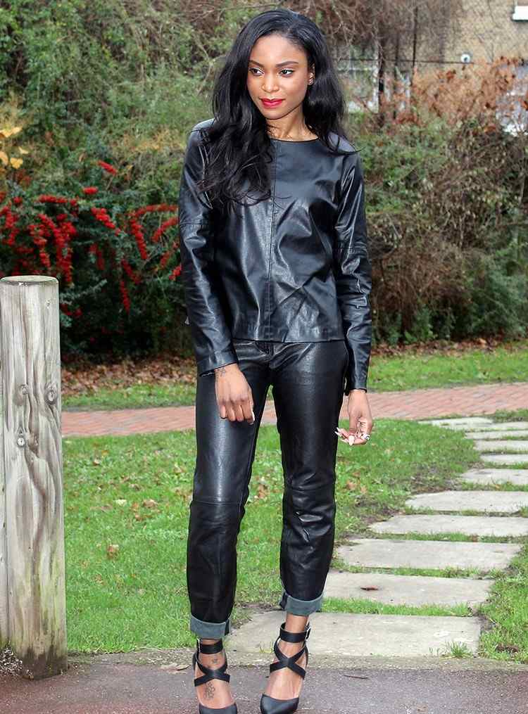Kožená blúzka kombinuje kožené nohavice a outfity módne trendy jeseň zima 2020