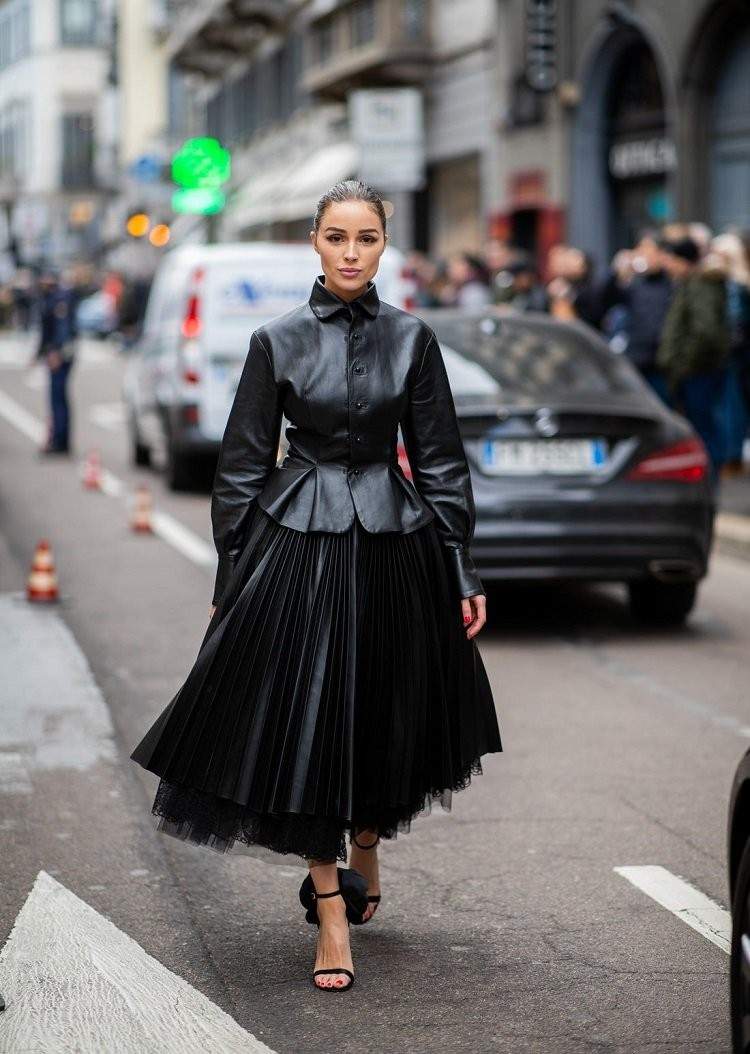 Skladaná sukňa kombinuje jesenné módne trendy kožené sukne do kancelárie