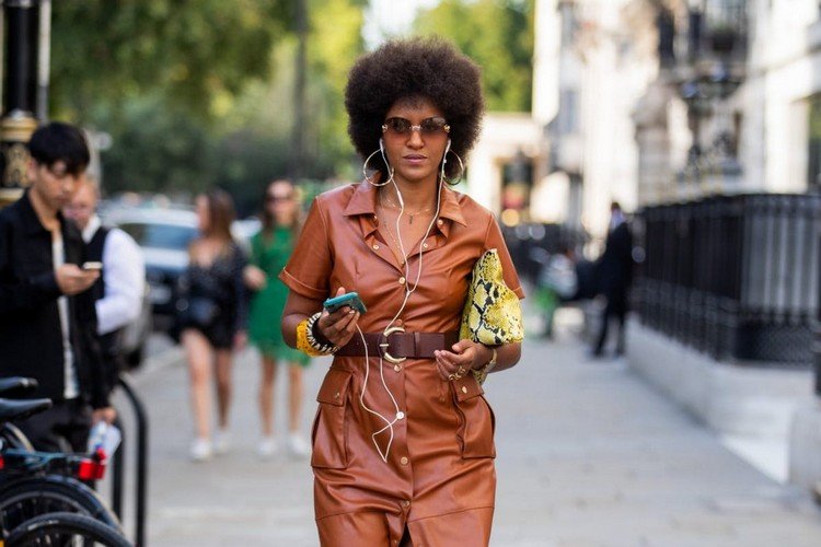 Kožené šaty kombinujú kabelku s hadím vzorom módne trendy jeseň zima