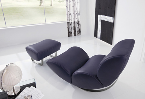 Pohodlné hojdacie kreslo s taburetkou od Koinor