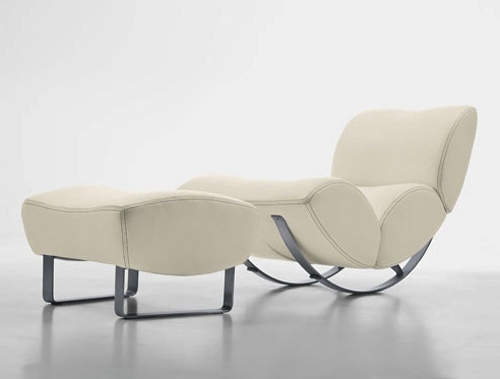 Kožené hojdacie kreslo s taburetkou od Koinor - biele