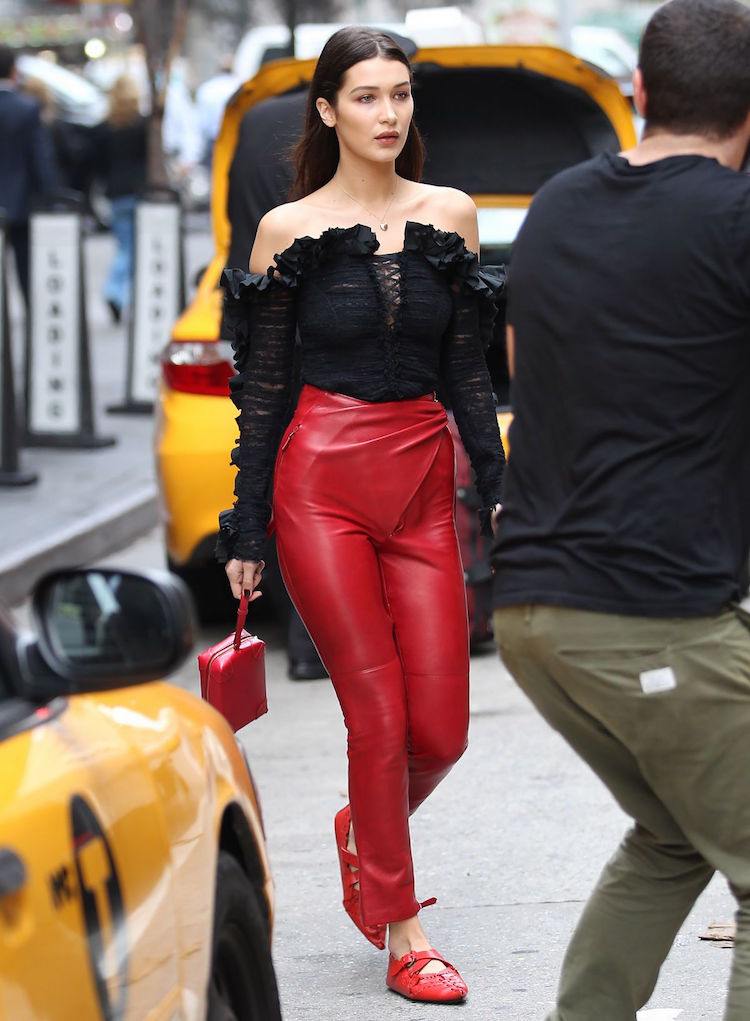 Bella Hadid s červenými koženými nohavicami a čiernou čipkovanou blúzkou Lederhose-ženy-kombinácie-červená-čierna-bella-hadid