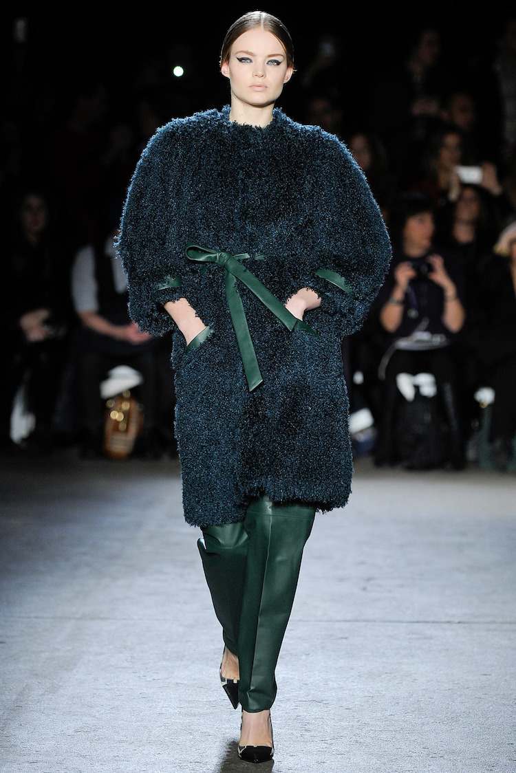 Elegantné a elegantné v tmavých pastelových tónoch - benzínová modrá a smaragdovo zelená lederhose-dámske-kombinácie-zelený-kabát-umelá kožušina-kožušina