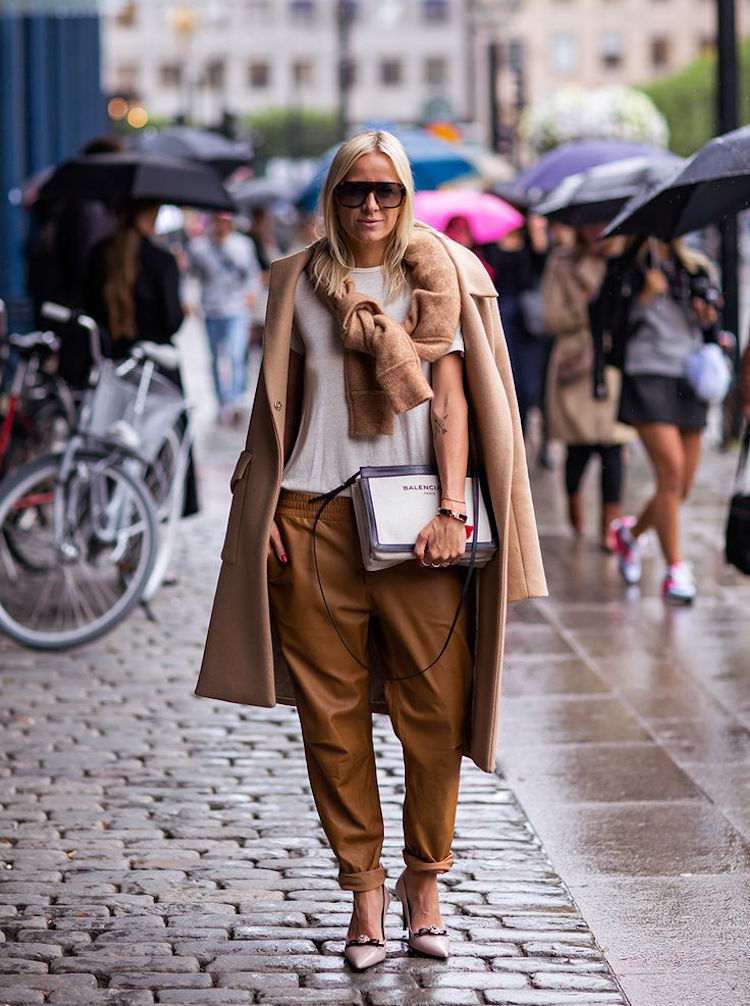 Kožené nohavice so širokou siluetou v trendovej ťavej farbe lederhose-dámske-kombinácie-béžovo-hnedé-ťavie kabáty