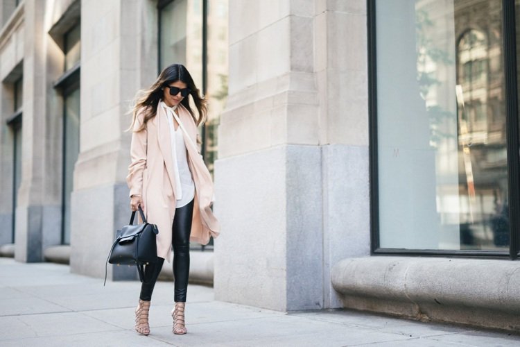 Skombinujte kožené legíny a sandále a ružovú bundu