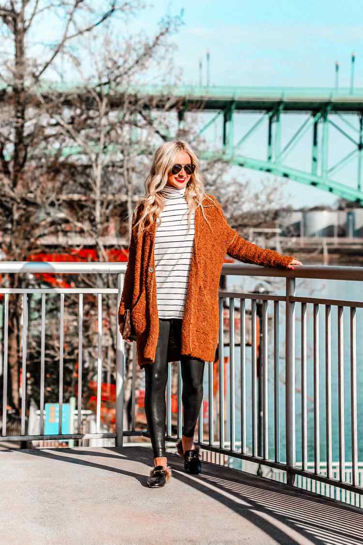 Kožené legíny kombinujú jeseň s oranžovou vestou a pruhovanou blúzkou a mulicami