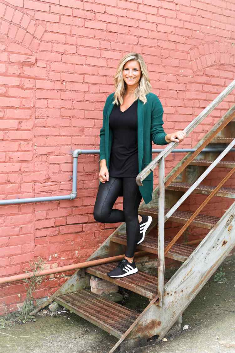 Kožené legínové šaty so športovou obuvou a pletenou vestou v zelenej farbe a tričkom