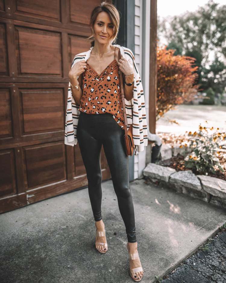 V lete noste kožené legíny s topom so zvieracími výtlačkami a sveterom s prúžkami