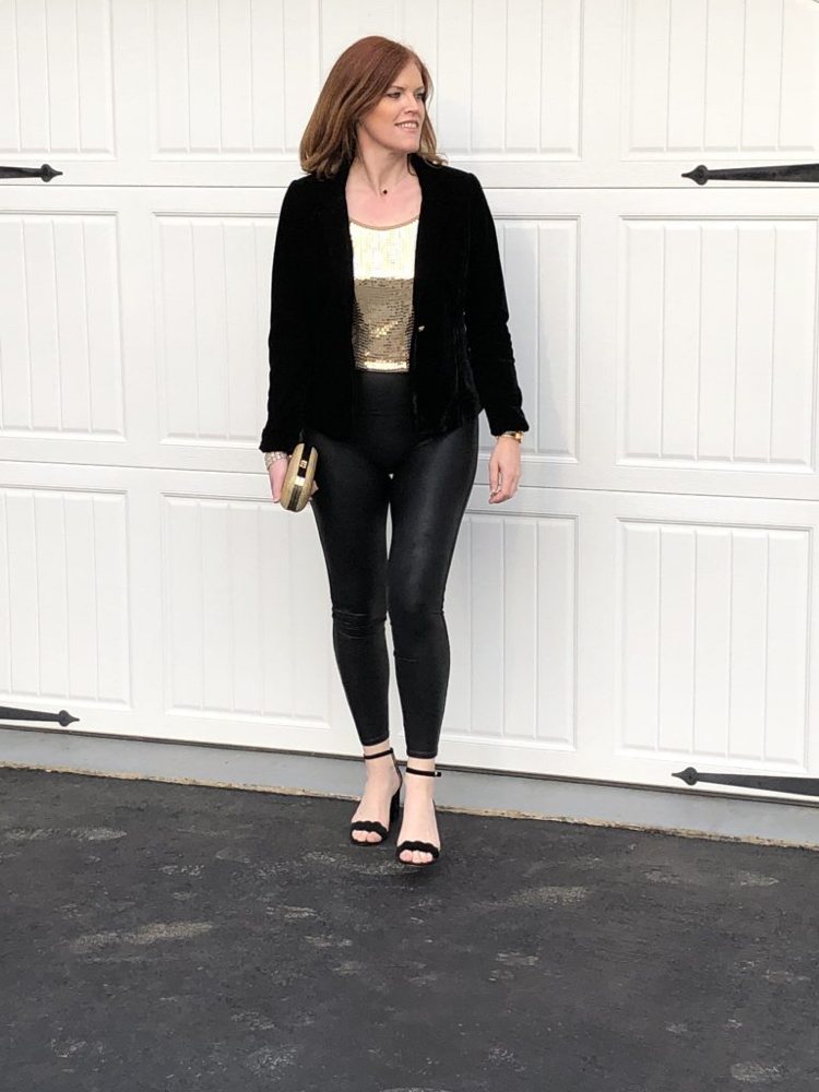 Skombinujte kožené legíny Imitag a flitrový top a čierny blejzer so sandálmi a zlatou spojkou