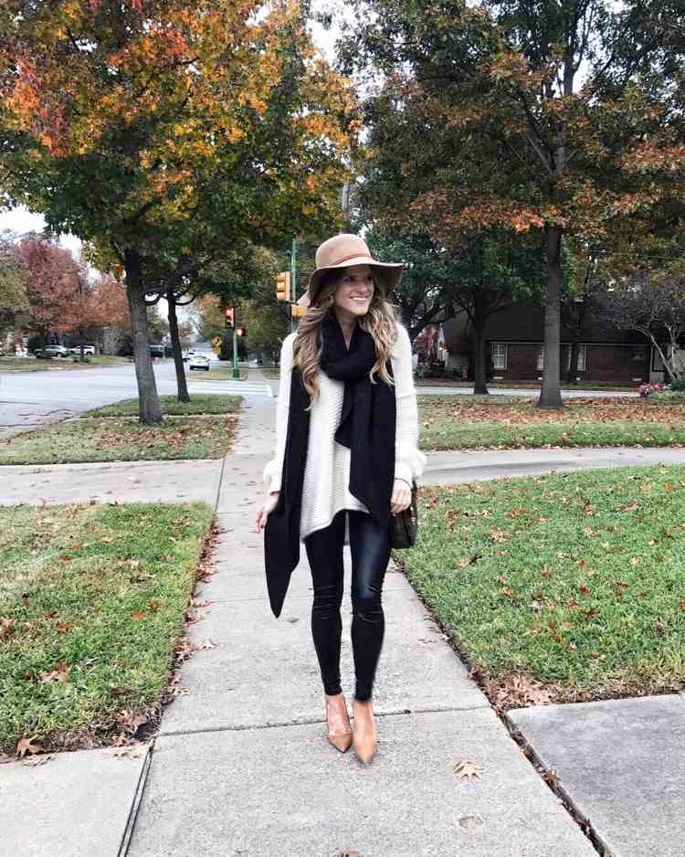 Kožené legíny kombinujú nápady na jeseň s klobúkom fedora a bielym svetrom a čiernou šatkou