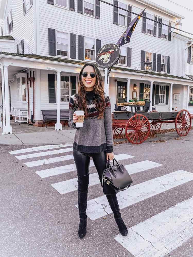 Kožené legíny na jeseň nosia nápady k čižmám nad kolená a svetru a koženej taške