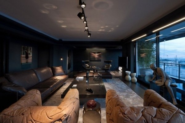 luxusný byt v Aténach kožený nábytok obývací priestor osvetlenie umelecké diela