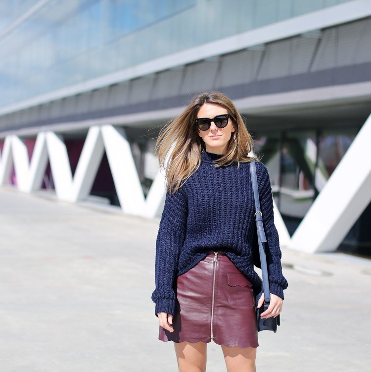 Kombinovaná kožená sukňa - krátka kožená sukňa z tmavočerveného a tmavomodrého svetra Kombinujte koženú sukňu-outfit-krátky-tmavý červený-zips