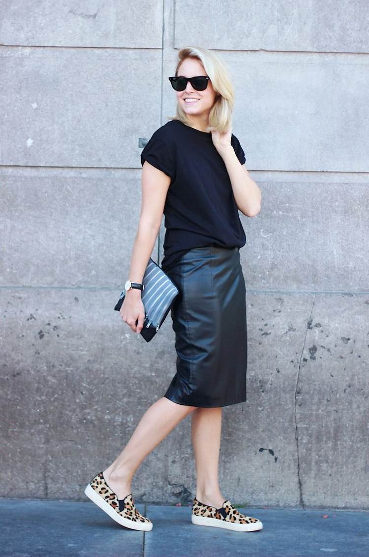 Športové a elegantné s nazúvacími topánkami a čiernou koženou sukňou koža-sukňa-kombinovaný-outfit-čierna-teniska-leo-potlač