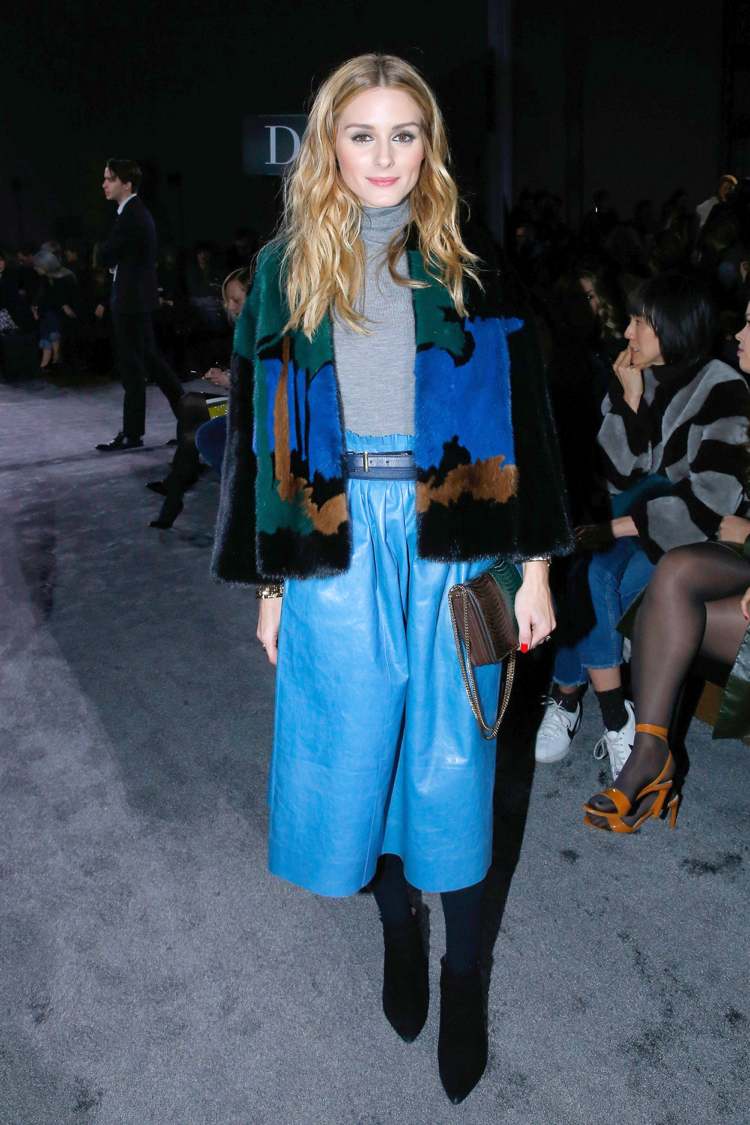 Kožená sukňa v modrej farbe so širokou siluetou koža-sukňa-kombinovaný-outfit-modrá-vysoký pás-olivia-palermo