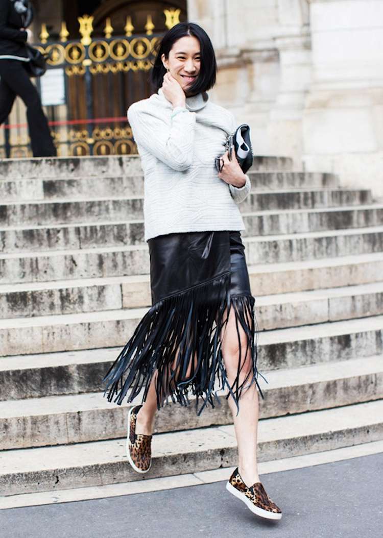 čierna kožená sukňa so strapcami a nazúvacie topánky so vzorom leo kožená sukňa-kombinovaný-outfit-čierne-lemované-tenisky-slipon