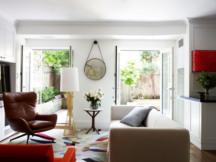 Hnedé kožené kreslo v modernej obývačke Kožené kreslo v hnedej modernej obývačke-malý nábytok