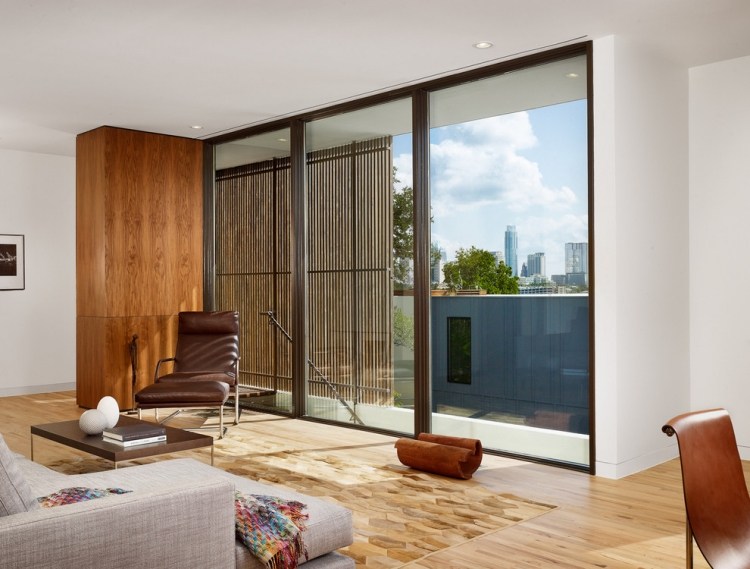 Zariaďte si modernú obývačku v prírodných farbách - kožené kreslo s kovovým rámom Kožené kreslo-hnedý-koberec-hojdacie-kreslo-rám-obývačka